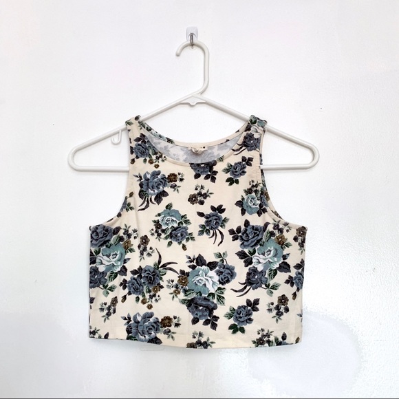 Bundle of Crop Tops - Picture 5 of 8